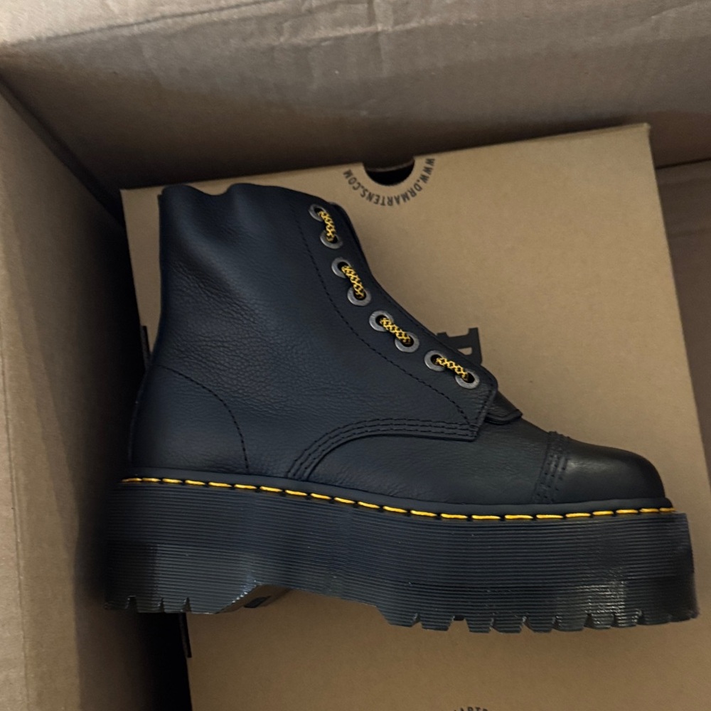 Dr. Martens NWT NEVER WORN Sinclair Max size 8